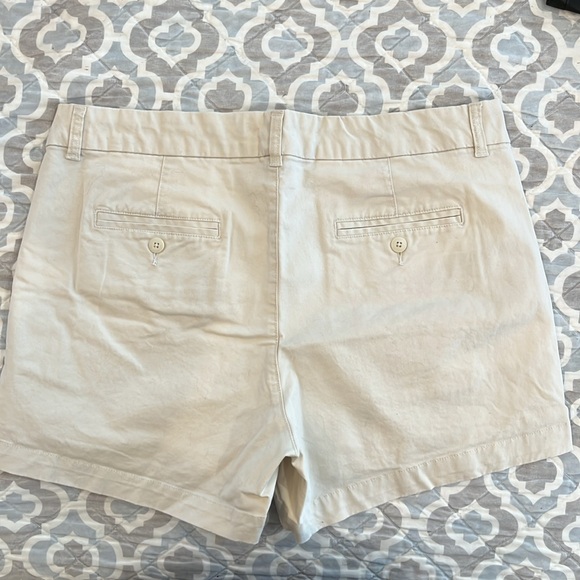 Gap size 12 khaki shorts in very good condition - Picture 2 of 3